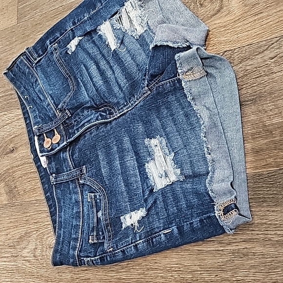 So brand low rise Favorite Midi size 5 distressed shorts - Picture 3 of 4